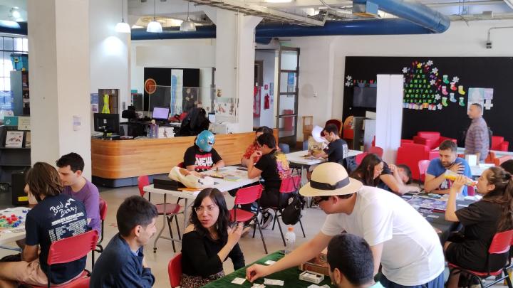 Imagen usuarios jugando en mesas.